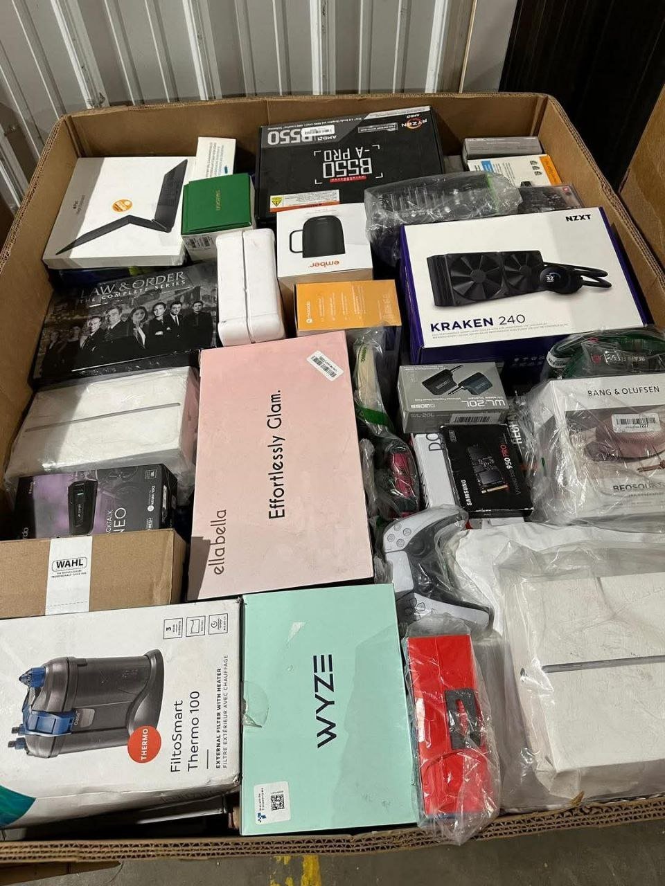 et1.jpg High-End Electronics Pallets Premium Mixed Loads Liquidation Pallet - Image 1