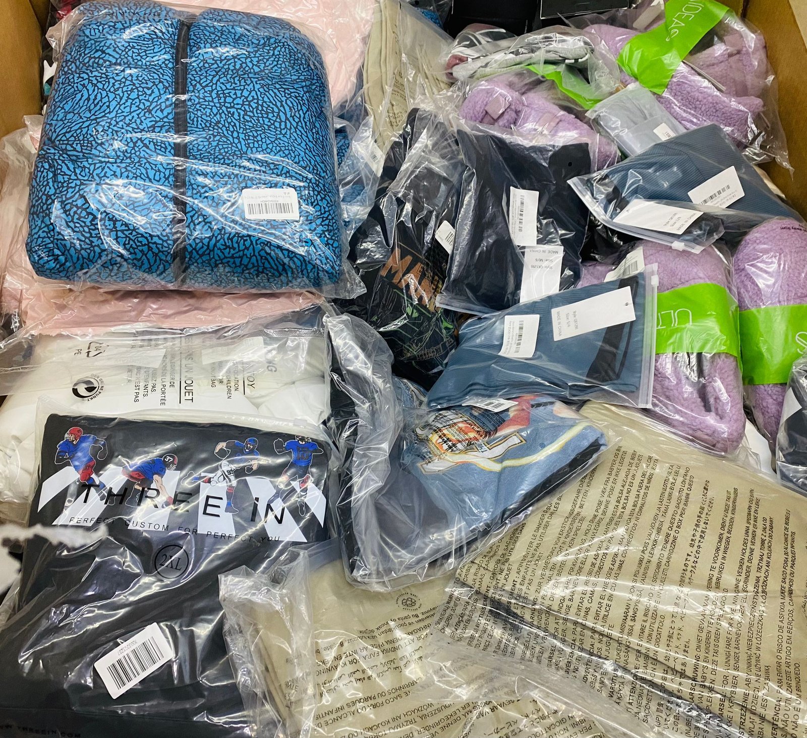 new-amazon-apparel-overstock-truckload.jpg Amazon Overstock Clothing Liquidation Truckload - Image 1